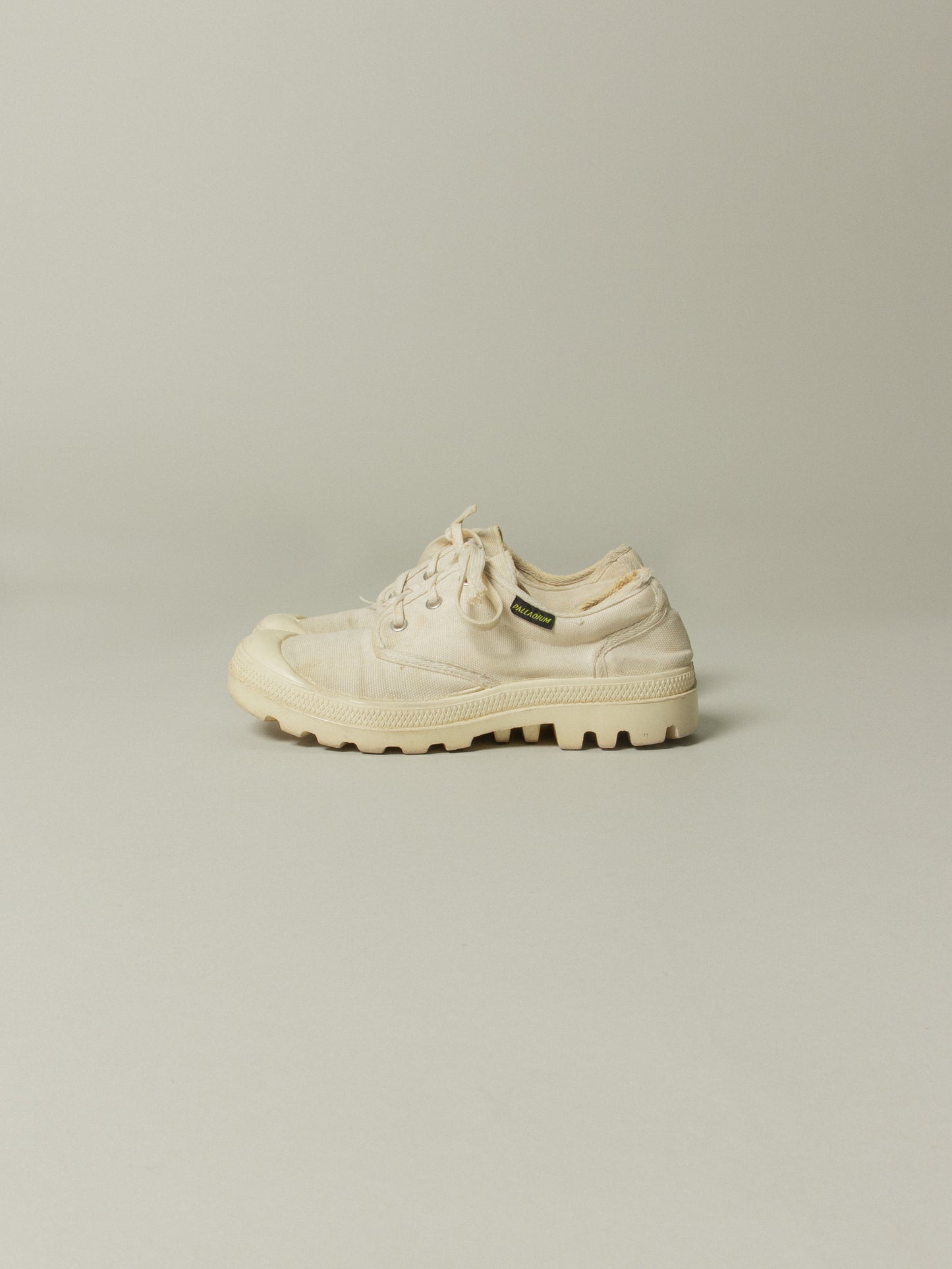 Vtg 1990s Ivory Low-Top Palladium - Made in France (EU39)