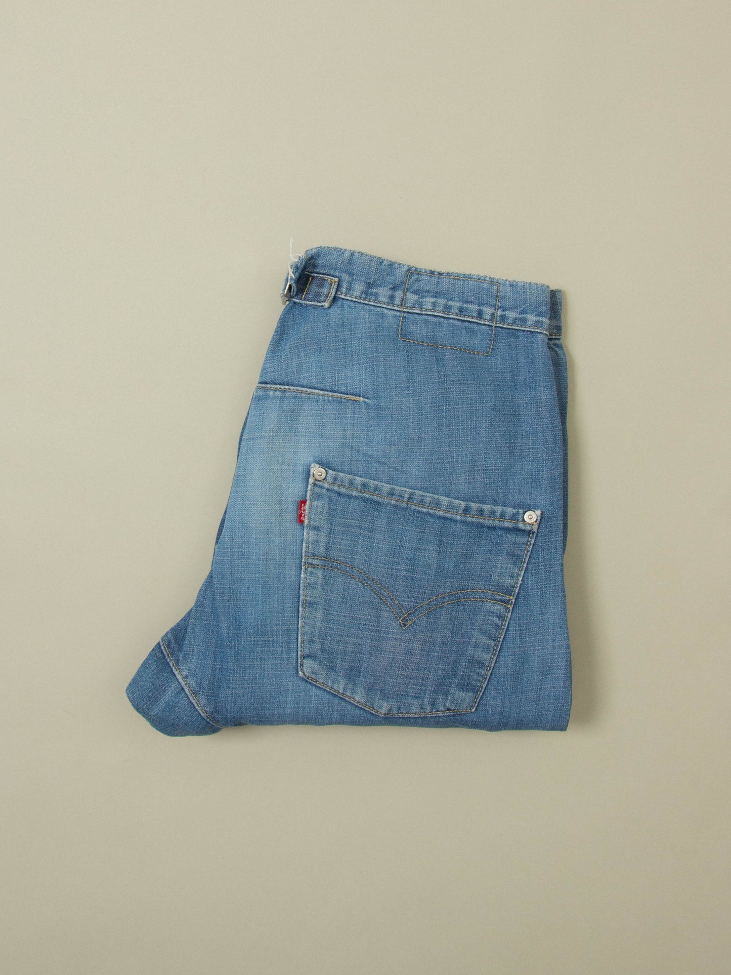 Early 2000s Levi's Engineered Twisted Jeans (32x34)
