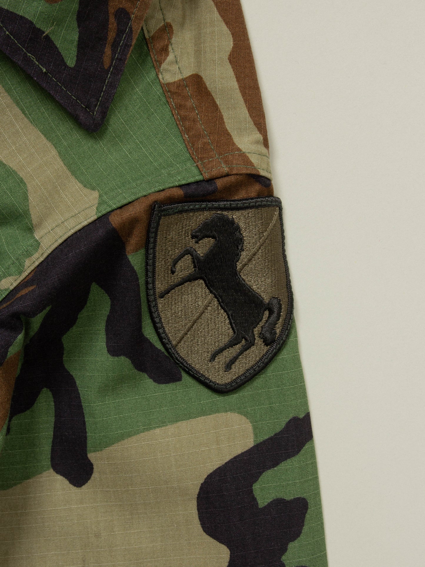 Vtg 1990s US Army Woodland Camo Jacket (XS)