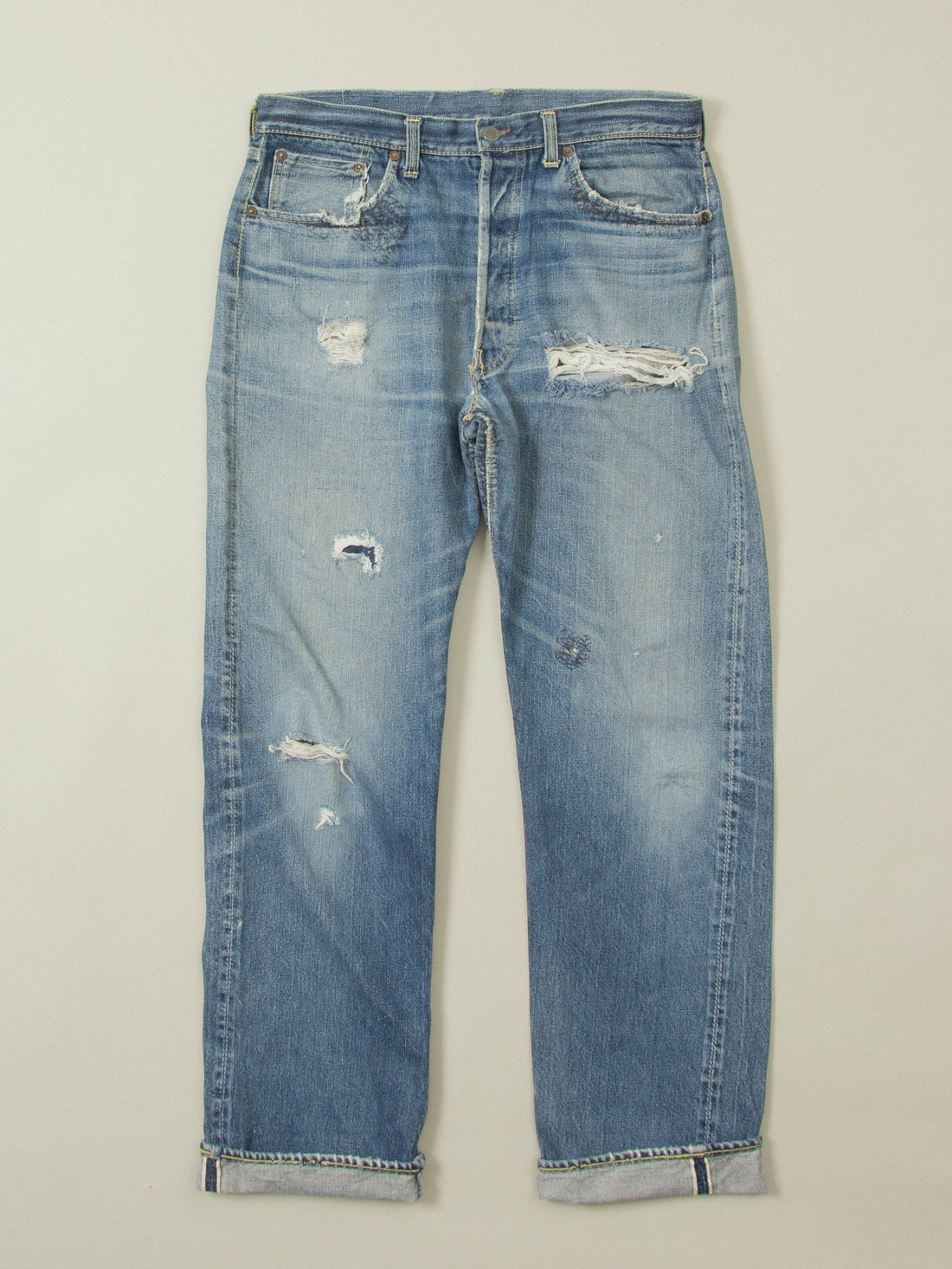 Item: Vintage Levi's Selvedge 501xx Big E Jeans
Era: Late 1950s-Early 1960s
Origin: USA
Material: Cotton
Color: Ligth fade
Condition: See Photos
Size: 34x32

Additional information:
A true piece of denim history. You're looking pair of Selvedge Levi’s 501XX jeans. Although the patch is missing, the hidden rivets, offset belt loop, selvedge coin pocket, and V-stitch construction confirm this as a&nbsp;XX from the late 1950s–early 1960s.
These features were phased out around 65-66', placing this pair squarely