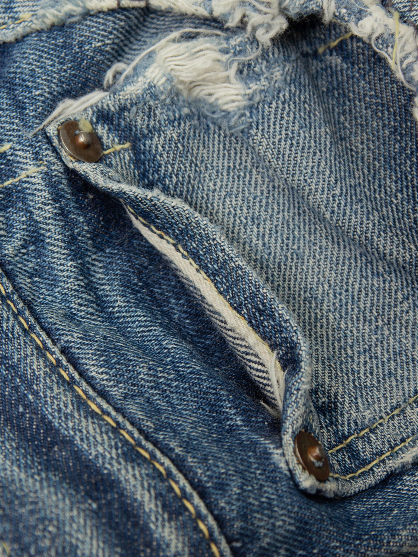 Item: Vintage Levi's Selvedge 501xx Big E Jeans
Era: Late 1950s-Early 1960s
Origin: USA
Material: Cotton
Color: Ligth fade
Condition: See Photos
Size: 34x32

Additional information:
A true piece of denim history. You're looking pair of Selvedge Levi’s 501XX jeans. Although the patch is missing, the hidden rivets, offset belt loop, selvedge coin pocket, and V-stitch construction confirm this as a&nbsp;XX from the late 1950s–early 1960s.
These features were phased out around 65-66', placing this pair squarely