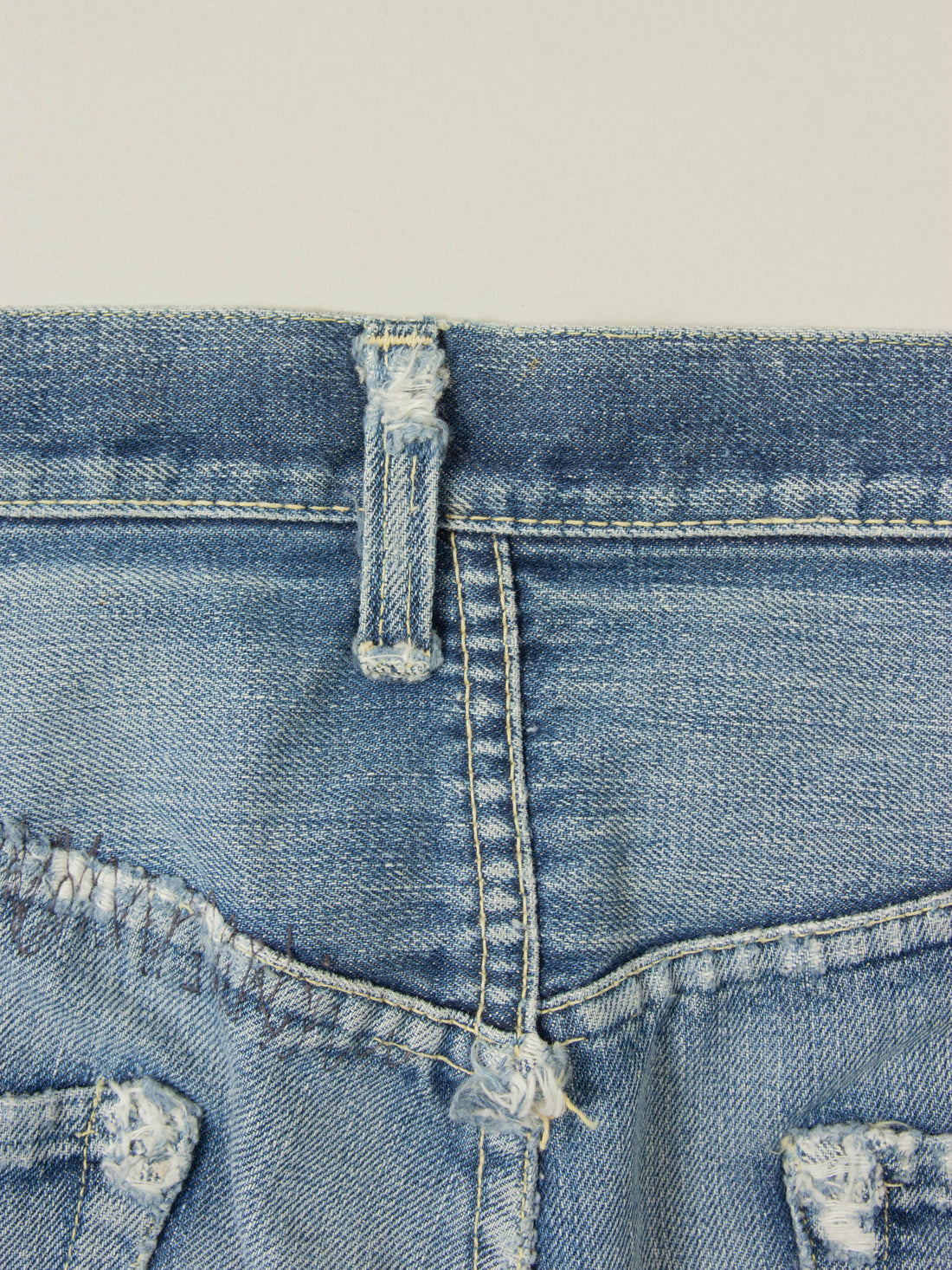 Item: Vintage Levi's Selvedge 501xx Big E Jeans
Era: Late 1950s-Early 1960s
Origin: USA
Material: Cotton
Color: Ligth fade
Condition: See Photos
Size: 34x32

Additional information:
A true piece of denim history. You're looking pair of Selvedge Levi’s 501XX jeans. Although the patch is missing, the hidden rivets, offset belt loop, selvedge coin pocket, and V-stitch construction confirm this as a&nbsp;XX from the late 1950s–early 1960s.
These features were phased out around 65-66', placing this pair squarely
