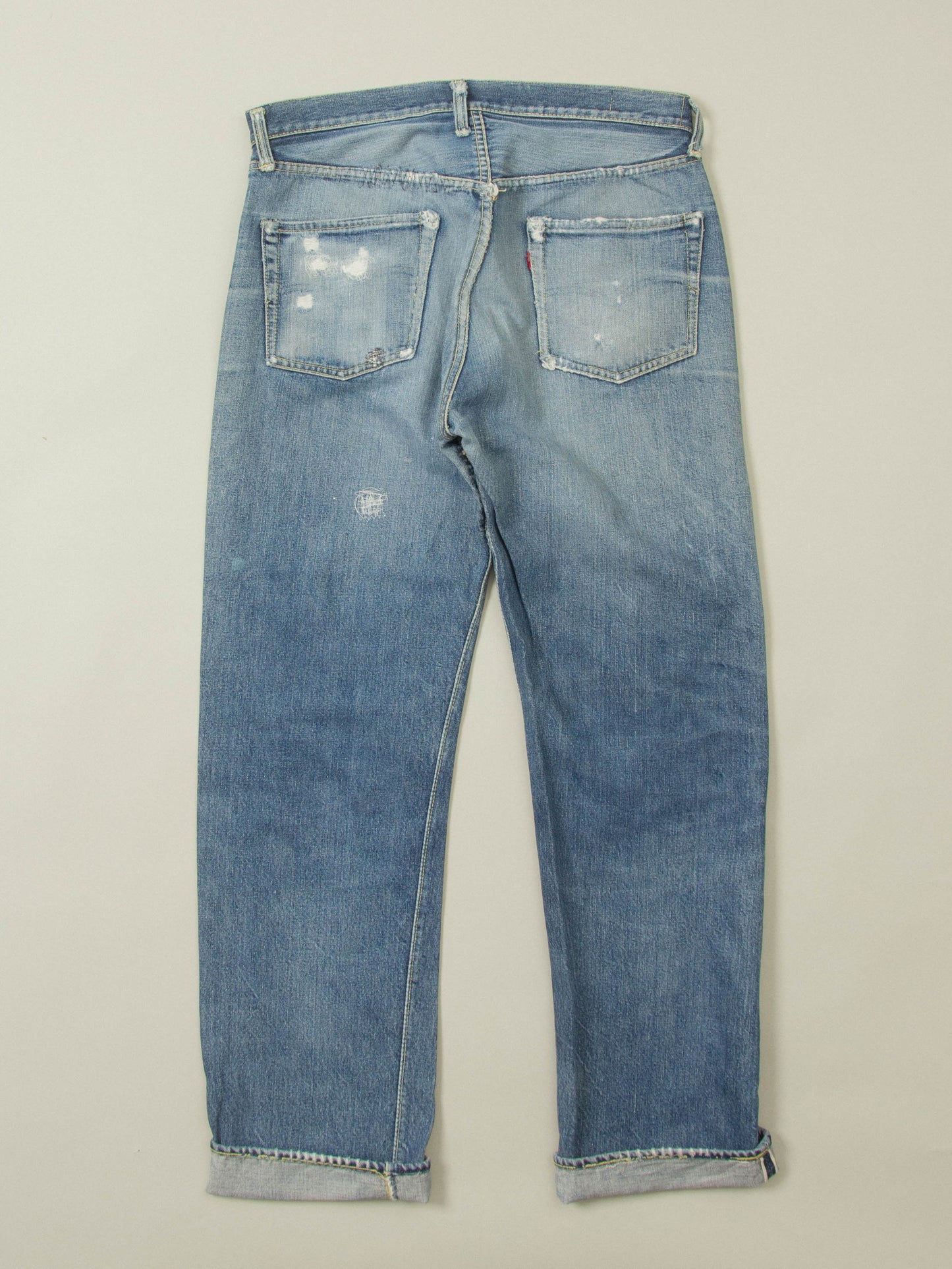 Item: Vintage Levi's Selvedge 501xx Big E Jeans
Era: Late 1950s-Early 1960s
Origin: USA
Material: Cotton
Color: Ligth fade
Condition: See Photos
Size: 34x32

Additional information:
A true piece of denim history. You're looking pair of Selvedge Levi’s 501XX jeans. Although the patch is missing, the hidden rivets, offset belt loop, selvedge coin pocket, and V-stitch construction confirm this as a&nbsp;XX from the late 1950s–early 1960s.
These features were phased out around 65-66', placing this pair squarely