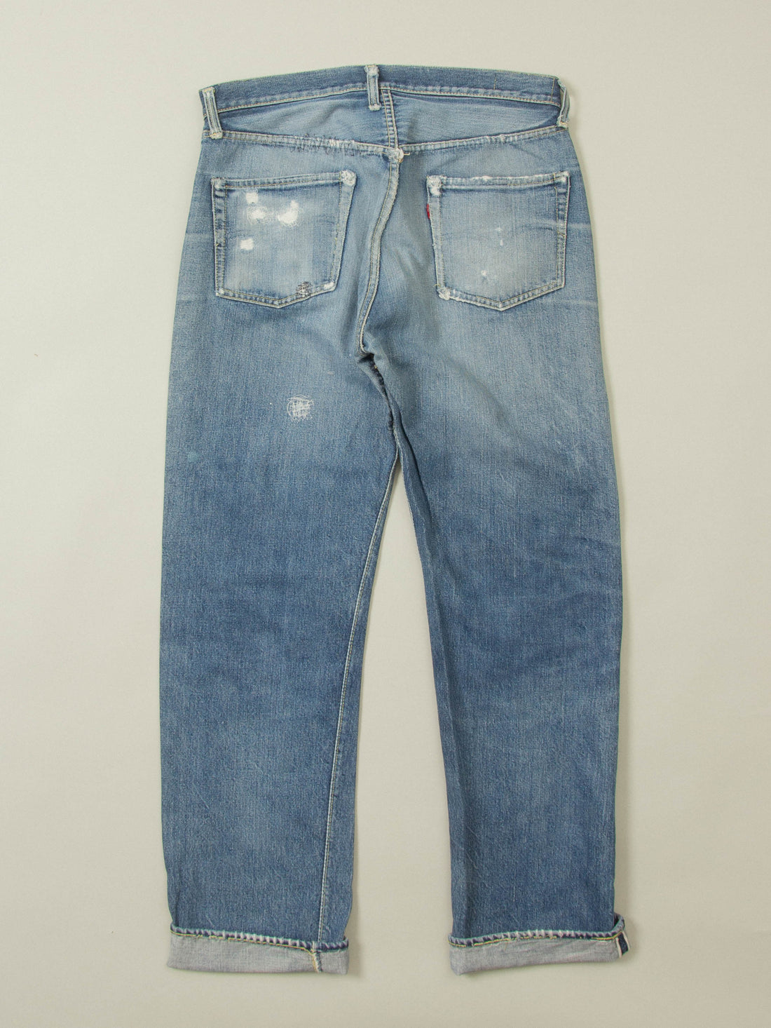 Item: Vintage Levi's Selvedge 501xx Big E Jeans
Era: Late 1950s-Early 1960s
Origin: USA
Material: Cotton
Color: Ligth fade
Condition: See Photos
Size: 34x32

Additional information:
A true piece of denim history. You're looking pair of Selvedge Levi’s 501XX jeans. Although the patch is missing, the hidden rivets, offset belt loop, selvedge coin pocket, and V-stitch construction confirm this as a&nbsp;XX from the late 1950s–early 1960s.
These features were phased out around 65-66', placing this pair squarely