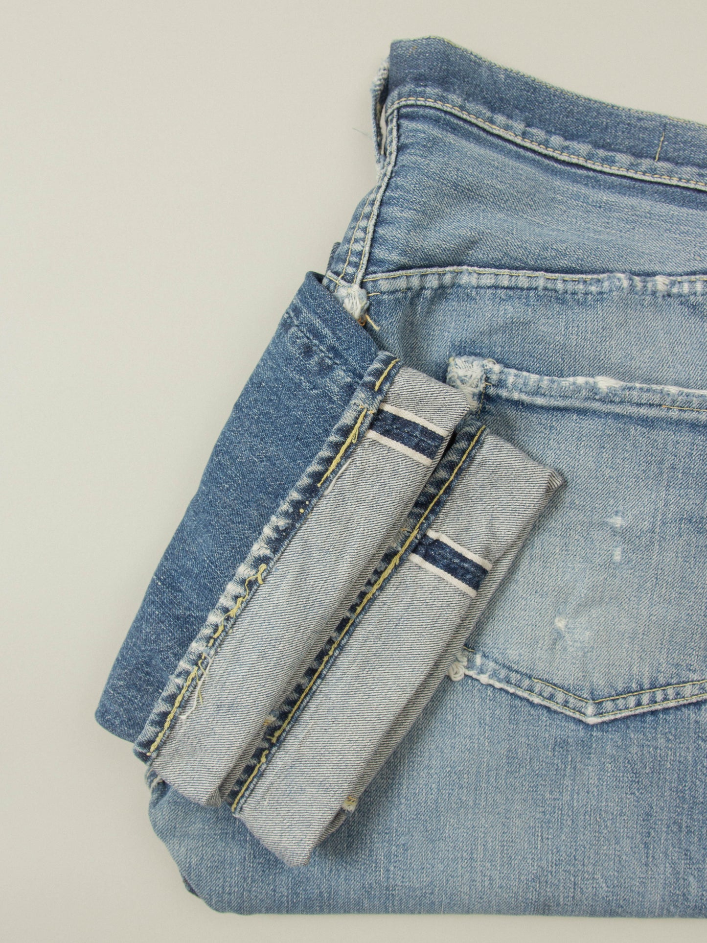 Item: Vintage Levi's Selvedge 501xx Big E Jeans
Era: Late 1950s-Early 1960s
Origin: USA
Material: Cotton
Color: Ligth fade
Condition: See Photos
Size: 34x32

Additional information:
A true piece of denim history. You're looking pair of Selvedge Levi’s 501XX jeans. Although the patch is missing, the hidden rivets, offset belt loop, selvedge coin pocket, and V-stitch construction confirm this as a&nbsp;XX from the late 1950s–early 1960s.
These features were phased out around 65-66', placing this pair squarely