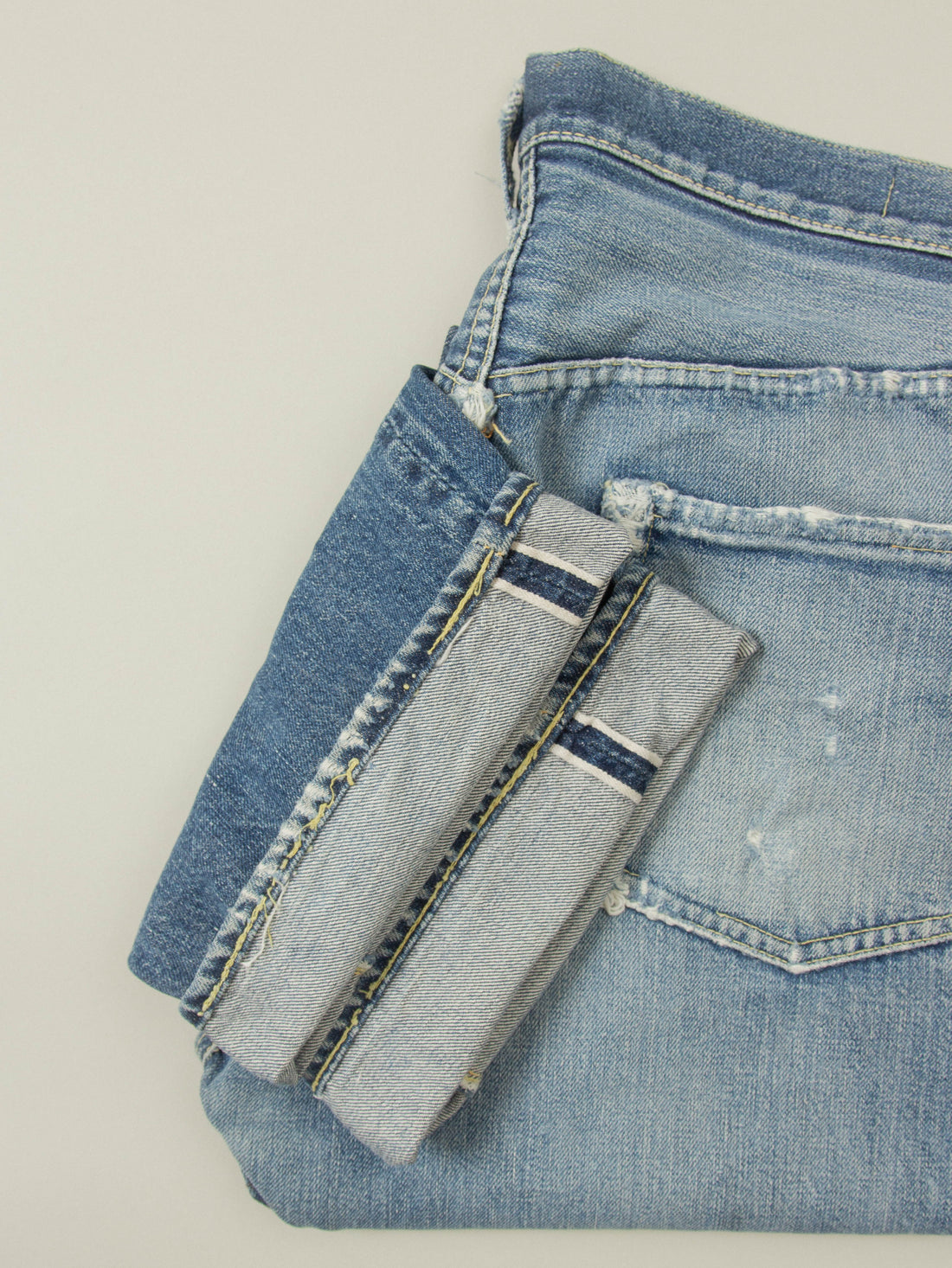 Item: Vintage Levi's Selvedge 501xx Big E Jeans
Era: Late 1950s-Early 1960s
Origin: USA
Material: Cotton
Color: Ligth fade
Condition: See Photos
Size: 34x32

Additional information:
A true piece of denim history. You're looking pair of Selvedge Levi’s 501XX jeans. Although the patch is missing, the hidden rivets, offset belt loop, selvedge coin pocket, and V-stitch construction confirm this as a&nbsp;XX from the late 1950s–early 1960s.
These features were phased out around 65-66', placing this pair squarely