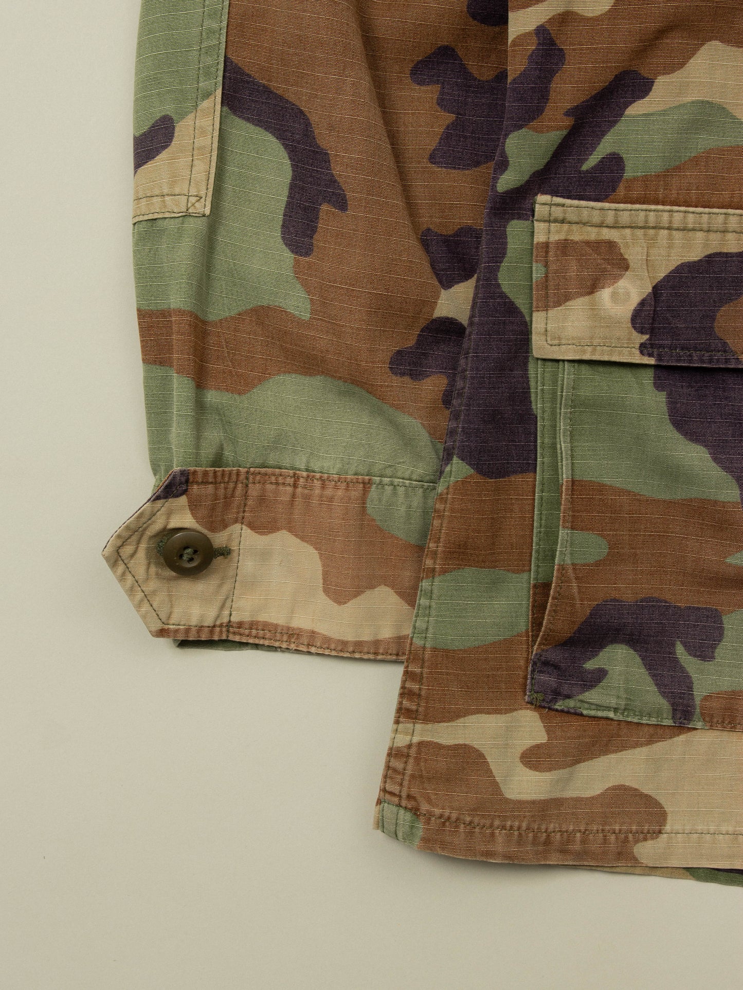 Vtg 1990s US Army Woodland Camo Jacket (S-Long)