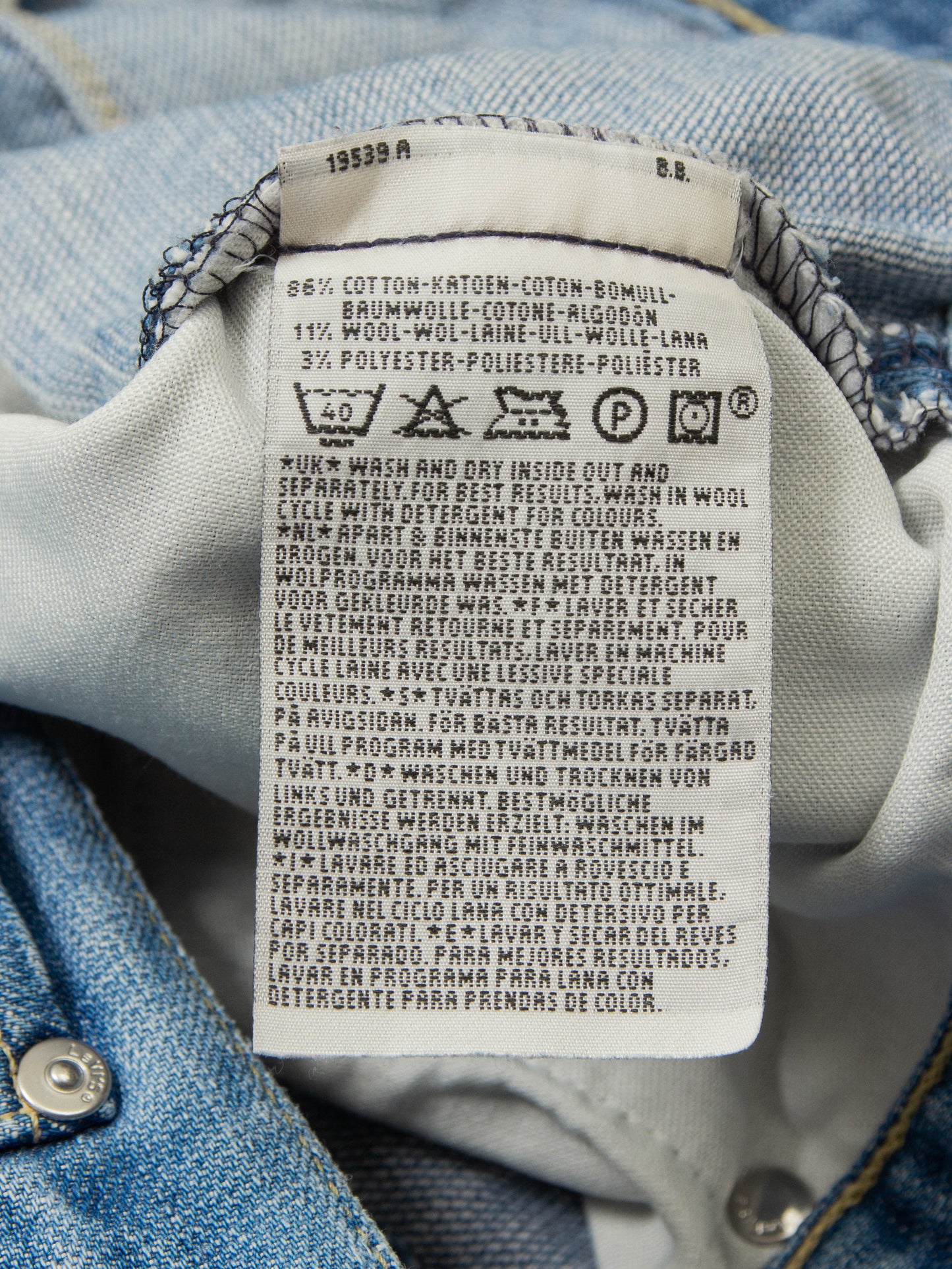Early 2000s Levi's Engineered Twisted Jeans (32x34)