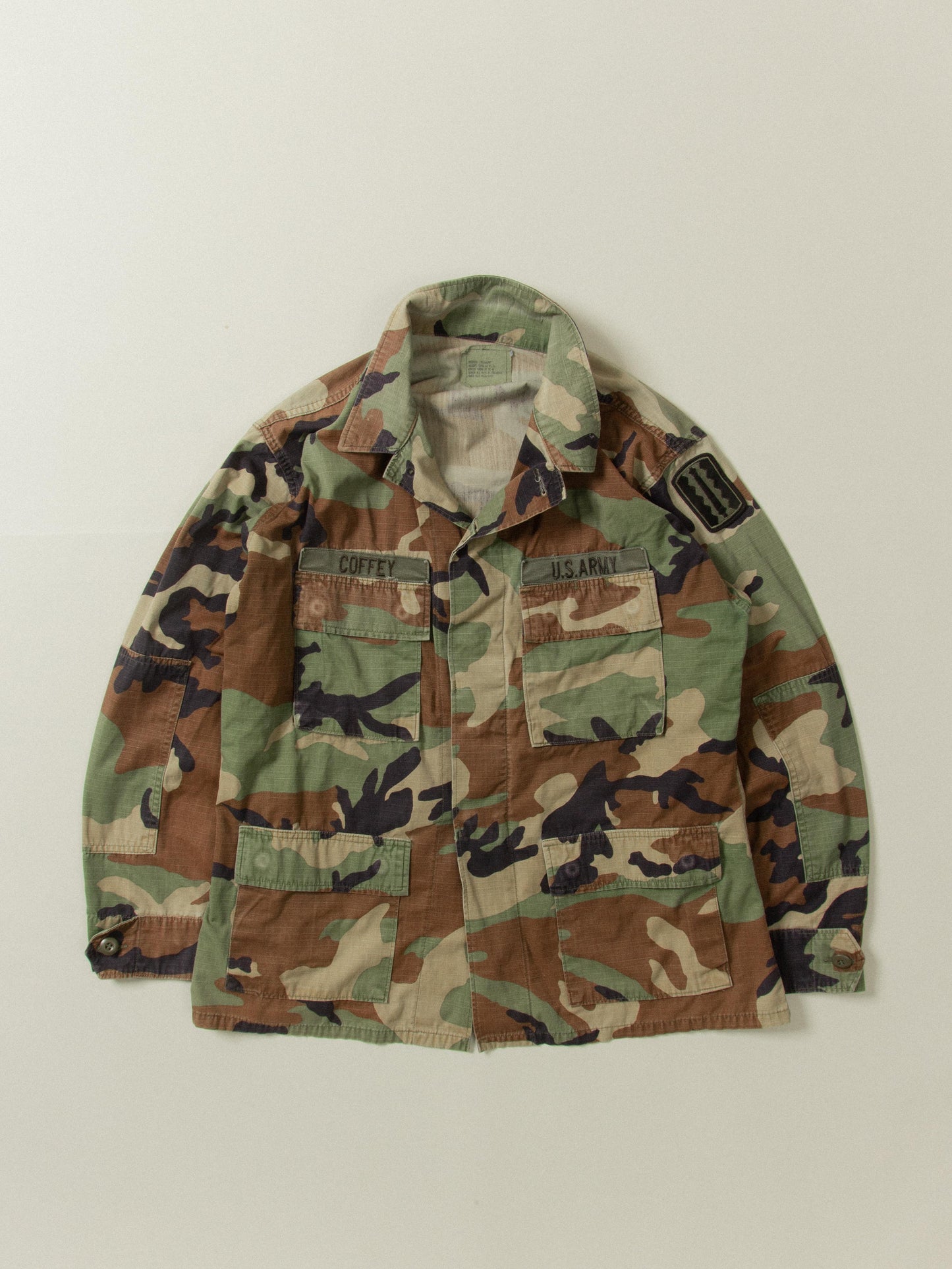 Vtg 1990s US Army Woodland Camo Jacket (M)
